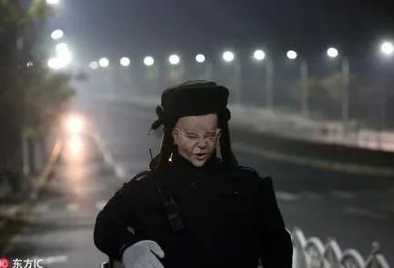 机器保安墓地上岗 网友吐槽长相吓人