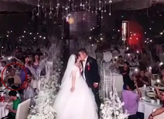 参加外孙女婚礼姥爷用老人机打灯是怎么回事