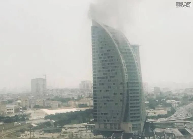 阿塞拜疆大楼起火 现场火势凶猛损失惨重起火原因曝光