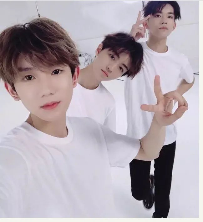 王俊凯为何改航班？