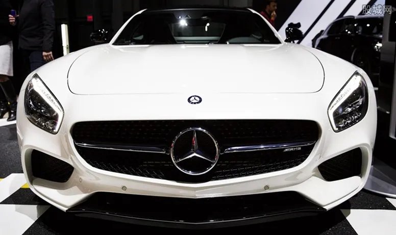 开奔驰上路跑黑车 2017奔驰多少钱一辆