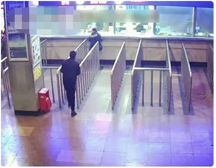 男子醉酒连误两趟车一怒之下做了什么事？