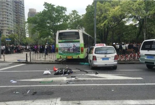 上海公交车撞上人行道并致1人死亡是怎么回事?