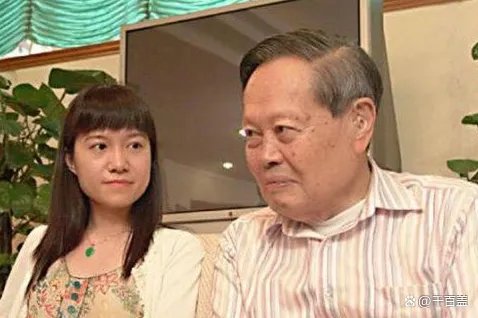 翁帆的父亲与杨振宁是什么关系？