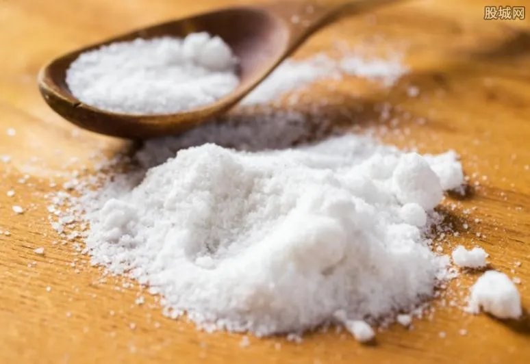 虐女儿伤口撒盐 还将女儿用电线捆绑起来毒打