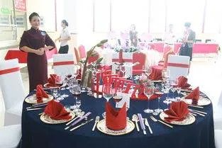 餐厅服务员秒换转盘桌布，这需要一定的技巧吗？