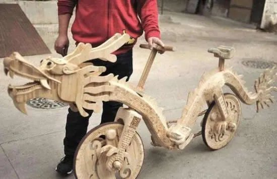 用22000根雪糕棍做龙形自行车 网友：果然高手在民间！