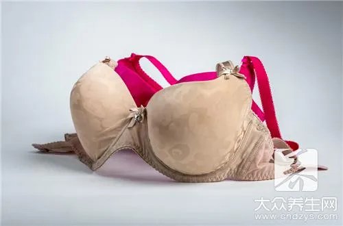 如何快速解开胸罩