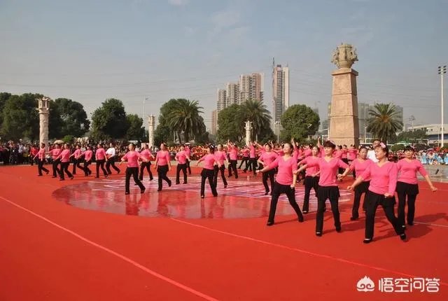 广场舞大妈为争地盘用铲车铲走轿车腾地,你怎么看?