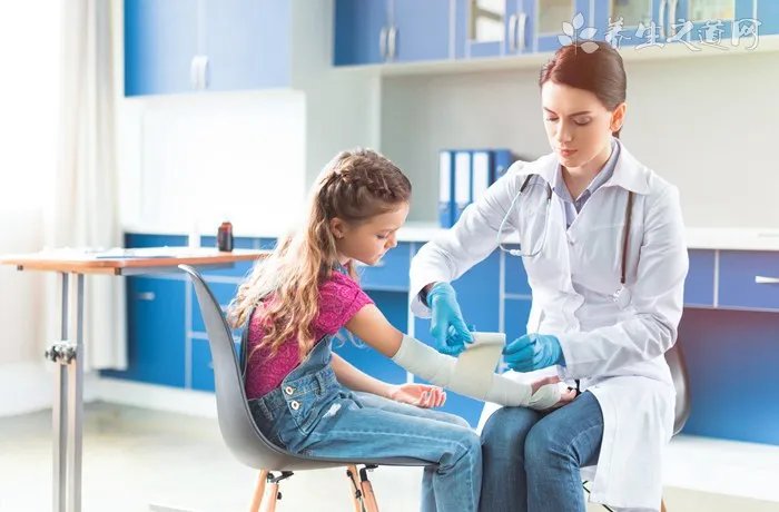 雪地摔伤怎么办