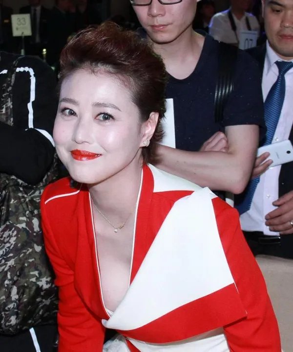 54岁周海媚现身商演现场,她的状态如何?