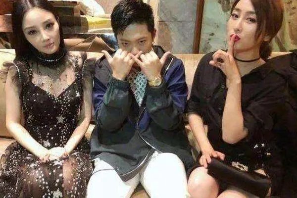 李小璐pgone夜宿门的图片 早就已经对婚姻失望故意出轨