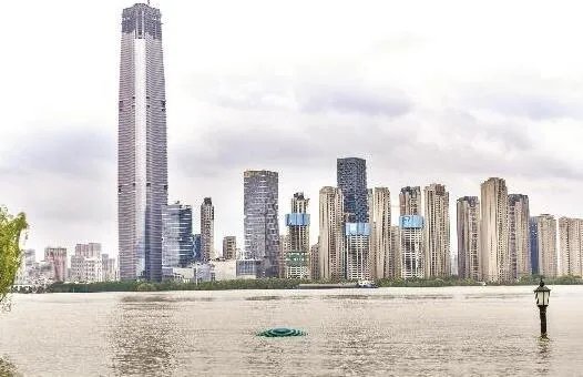 夫妻二人不舍财物拒绝撤离被困 网友:命比钱重要啊!