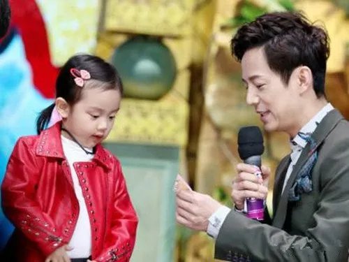 李小璐贾乃亮快乐大本营首秀 贾云馨迎三周岁生日