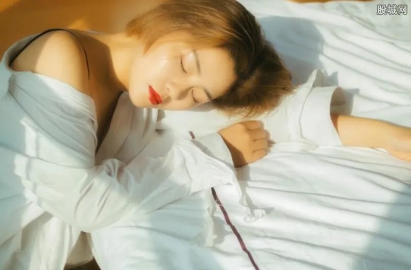 女孩私奔隐居山洞 与大叔相恋发生关系怀孕生子