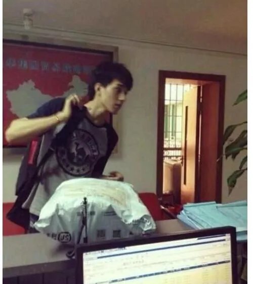 最帅快递小哥戴卓文,帅气不输明星(脚踏实地不做网红)