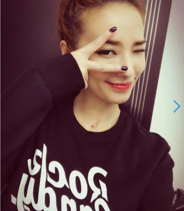 欧弟妻子直播化妆 化妆前后差距太大(图)