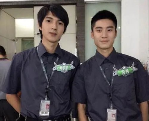 最帅快递小哥戴卓文,帅气不输明星(脚踏实地不做网红)