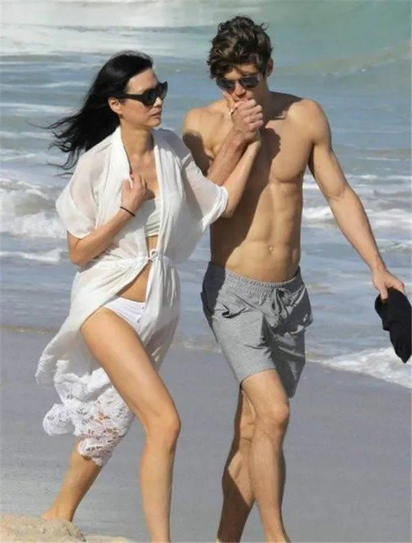 邓文迪和普京是真的吗恩爱海滩照 普京为啥看不上邓文迪什么关系