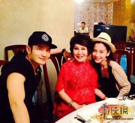 黄晓明携baby探亲 型男配美女一家其乐融融