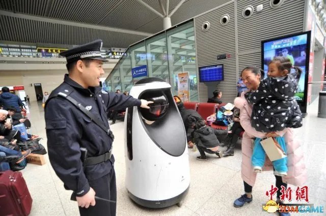 警察机器人现身 能自主巡逻能协助民警引旅客围观