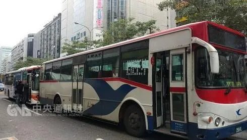 台北两公交车相撞 撞击力道极大20人受伤