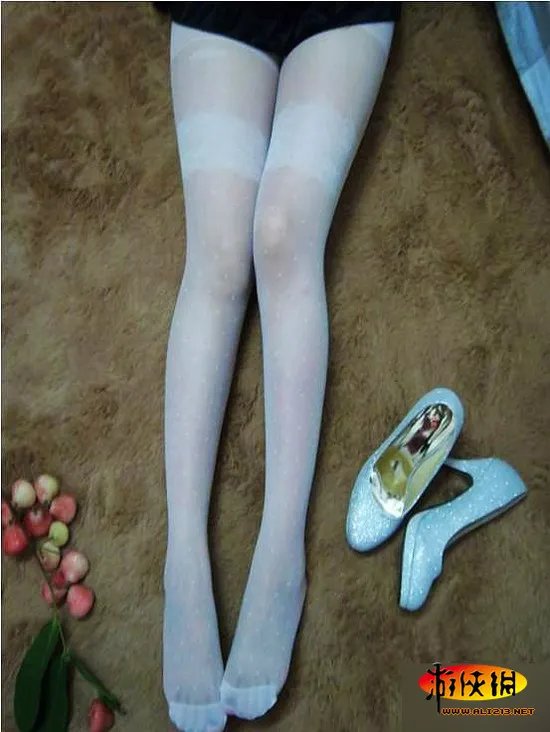 求网友打分!90后女大学生宿舍自曝丝袜美腿照