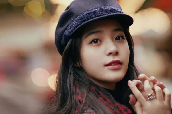 欧阳娜娜送张子枫定制吉他,她们的关系真的那么好吗?