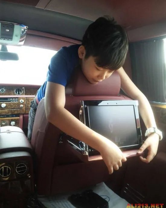 14岁富二代高调炫富 住豪宅、开豪车、秀美女