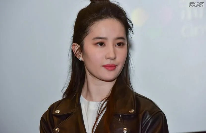 路人抓拍刘亦菲 网友们直呼称太美了