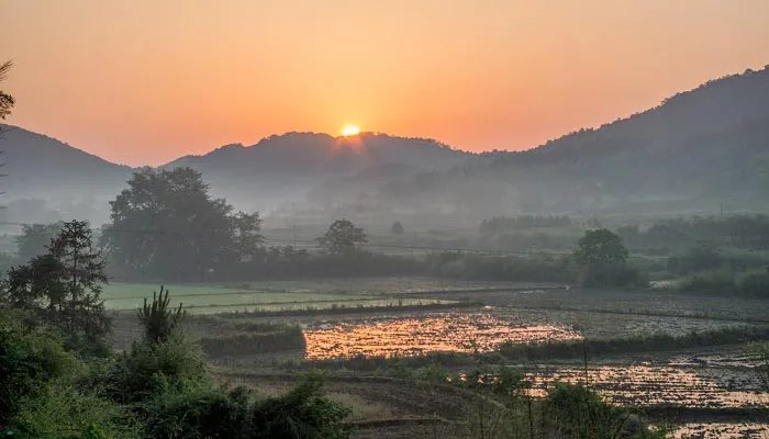 日出东方却落于西是什么意思 日出东方却落于西的意思是什么