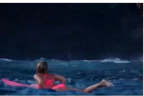 女子作死火山边洗澡 下这一幕让人后怕!