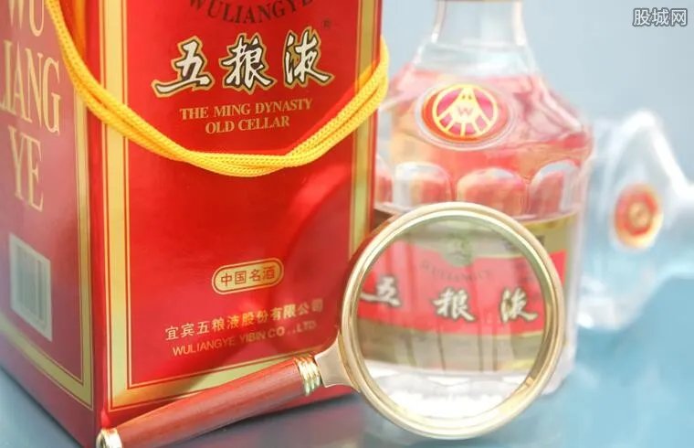 五粮液存14年成空瓶 因倒置发生化学反应