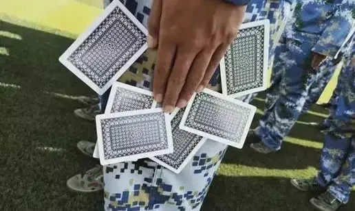 新生夹扑克站军姿:一手夹6张扑克站军姿的样子画面