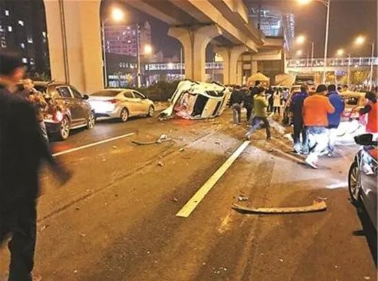 自卸车连撞20车 肇事司机称急打方向导致失控