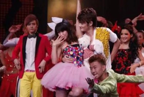 郭书瑶舞林大会献热舞  舞姿妖娆素有宅男女神称号