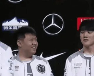 IG战胜TES，替补中单成唯一没有应援礼物选手，尴尬左顾右盼，什么情况？