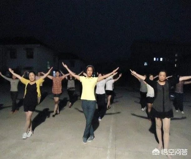 广场舞大妈为争地盘用铲车铲走轿车腾地,你怎么看?