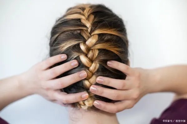 关于女生发型简单漂亮扎法，懒人如何扎出简单漂亮头发呢？