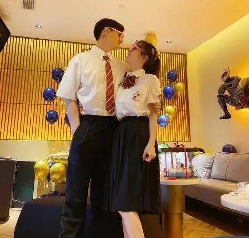 张檬金恩圣戴情侣对戒是怎么回事 张檬金恩圣戴情侣对戒是什么情况