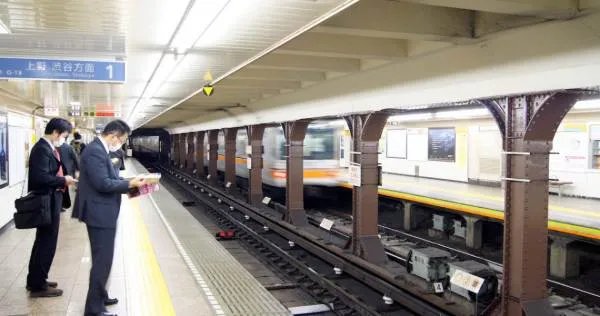 上海地铁禁止电子设备声音外放，其他地区应该效仿吗？