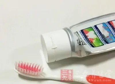 牙齿上涂点这 冲洗下瞬间变白