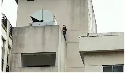 女子见情郎被拒想跳楼被高压水枪喷回是真的吗？