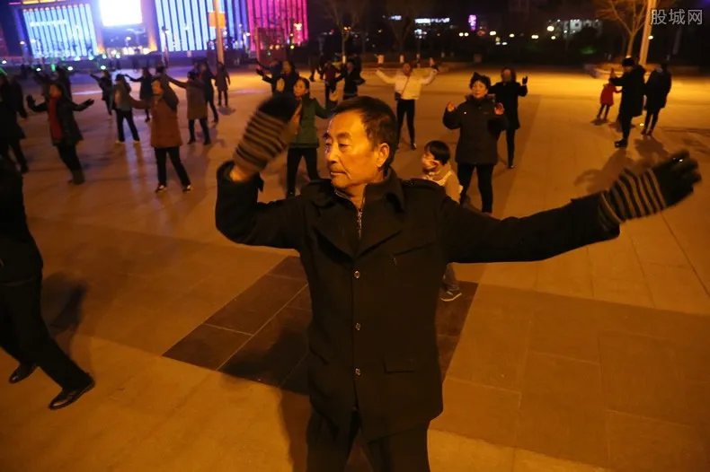 男子砸广场舞音响 广场舞音响什么牌子好