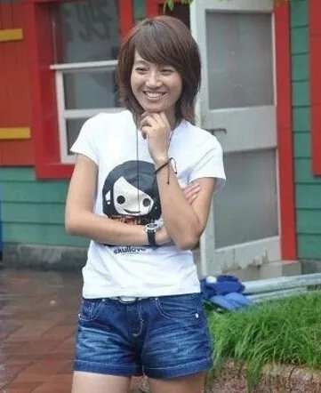 朱丹尴尬图片流出   玩游戏时不小心走光