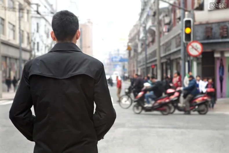 直播被骂的“红绿灯设计师”疑销号 被骂得太惨了