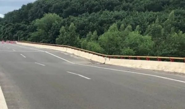 海南一高速大桥因突发塌陷封锁,给当地的交通造成了怎样的影响?