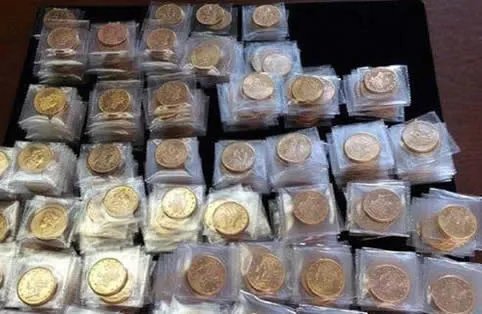 夫妇捡了一破铁罐 里面东西值3.7亿（满满金币一千多块）