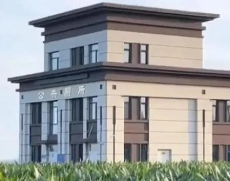 官方回应庄稼地里现两层楼高豪华公厕:系垃圾中转站!需要如此豪华吗?