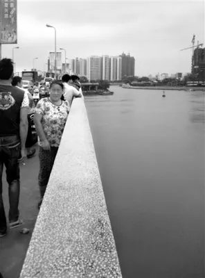 女子当男友面跳桥 渔民抛救生圈也不接